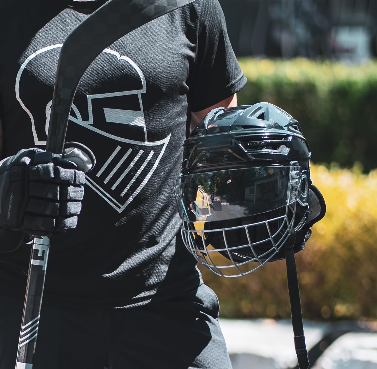 Joueur de hockey adulte portant un casque avec grille faciale inférieure Wargate – protection optimale sur glace